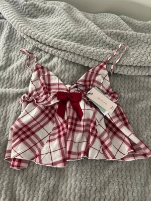 Rutig pyjamaslinne med rosett - Supersött pyjamaslinne från Gina tricot! Ny med prislapp, storlek M, egna bilder💖