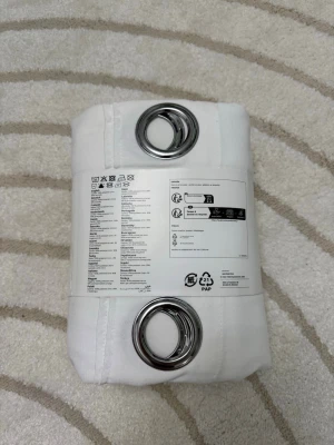 Vita gardiner GINSTMOTT med öljetter - Säljer ett paket vita gardiner från IKEA, modell GINSTMOTT. Gardinerna har stora silverfärgade öljetter för enkel upphängning och är tillverkade i ett mjukt tyg. Perfekt för att skapa en ljus och fräsch känsla i rummet.