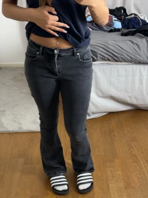 Svarta bootcut jeans - Bootcut jeans från bikbok, s längd 31