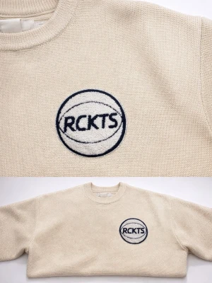 Beige stickad tröja från H&M RCKTS - Säljer en beige stickad tröja från H&M med rund hals och broderad RCKTS-logga i vitt och mörkblått på bröstet. Tröjan har lång ärm och en clean, oversized vibe som passar perfekt till jeans eller cargos. Leverans kan ordnas. 