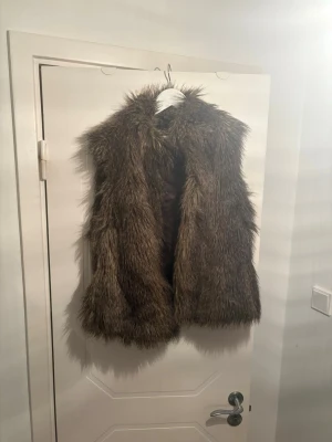 Fuskpäls väst S/M - Superfin faux fur fuskpäls väst från HM. Inga defekter! Perfekt nu till våren 🌸