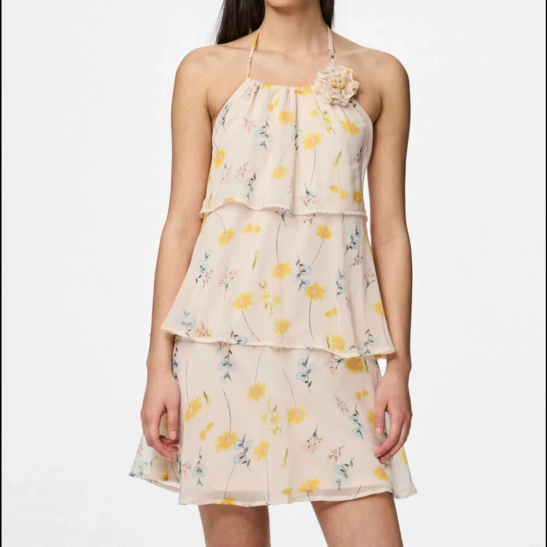 Blommig kortklänning med volanger