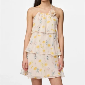 Blommig kortklänning med volanger - From Pieces! I have removed the little flower on the front but otherwise very good condition☺️