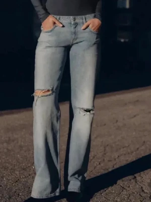 Ljusblå raka populära jeans med slitningar och hål. Zara - Säljer dessa super populära jeans ifrån Zara! Så snygga men aldrig använda då jag inte gillade hur de satt på mig, så prislappen är kvar! 