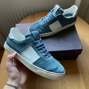 Valentino Flycrew  - Otroligt feta Valentino Flycrews nu till salu ‼️        Storlek: 42.5, sitter något större. 👞                       Skick: Fint skick förutom att 3 spikar är borta på vardera sko (Bild 3). *Använda men fortfarande mycket kvar att ge 🙌                                                Låda medföljer ✅ | Tveka inte vid nån fråga 🙋‍♂️ 