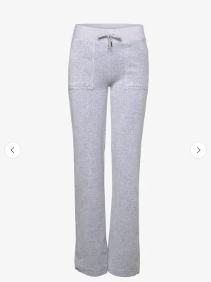 Grå mjukisbyxor med snörning - Mysiga grå mjukisbyxor med raka ben och snörning i midjan. Byxorna har stora fickor framtill och är tillverkade i mjukt bomullsmaterial. Perfekta för chill dagar eller när du vill vara extra bekväm. Helt ny skick 