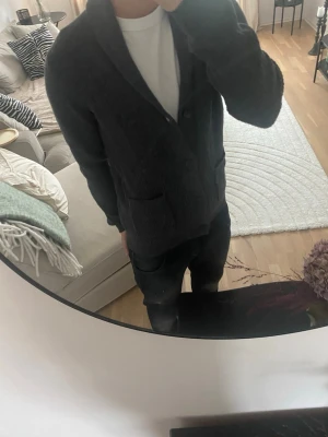 Stickad cardigan  - Tvär fet cardigan! | Perfekt nu till vintern! 🕯️| Jag på bilden är 185cm | Hör av dig vid fundering! 