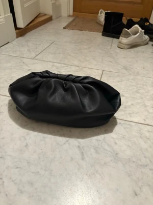 Svart clutch/dumpling bag!! - Säljer min svarta clutch/dumplingbag från Carin Wester. Bandet som hör till har tyvärr gått sönder och där av så har jag kastat det.🩷🩷