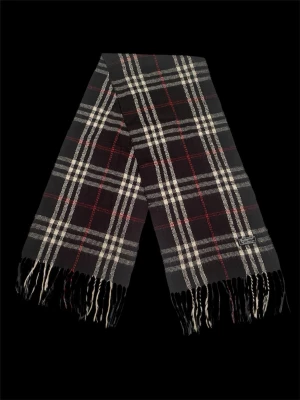 Svart burberry scarf - Black burberry scarf in 30x150cm size. Scarf is in pretty good condition and has no stains. The scarf is 100% lambswool. 