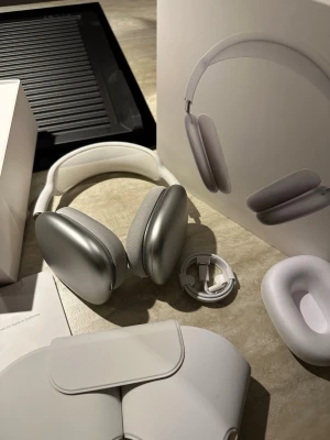 Apple AirPods Max silver over-ear - Snygga Apple AirPods Max i silver med elegant design och mjuka öronkuddar. Over-ear-modell med aluminiumkåpor, vitt meshband och smart case. Perfekta för musik, film och samtal med grym ljudkvalitet och brusreducering.