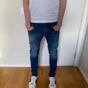 Replay anbass - Tja säljer ett par feta replay anbass hyperflex jeans för endast 549!!! Ny pris runt 1800, priset är inte hugget i sten och byxorna är nästan som nya, skriv ifall du vill ha fler bilder
