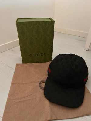 Svart gg keps  - Svart gg keps. Box och dustbag följer med! Magnetisk box 🗃️. Hör av er om ni har några frågor.