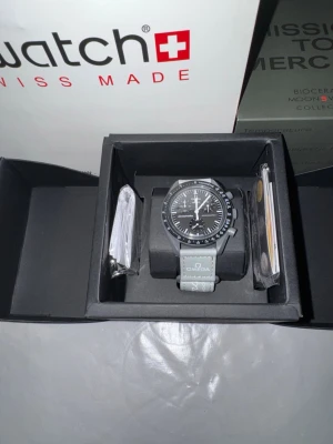 Omega x Swatch Speedmaster Mercury  - Omega x Swatch samarbete. Bra skick, komplett med box. 