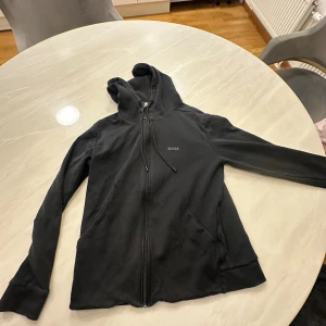 Boss set -  från BOSS med diskret logga på ena benet. Byxorna har resår och lite trasig snörning i midjan samt sidofickor