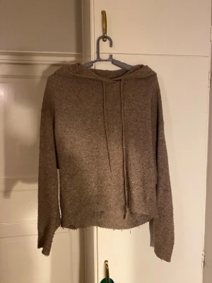 Brun stickad hoodie - Superfin stickad brun hoodie från Lindex. Storlek XS. Är ganska nopprig men inga andra defekter. Super mysig och bekväm. Hör av er vid frågor!💕