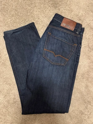 Boss Orange Jeans - Säljer ett par feta jeans av märket Boss Orange. Passformen är regular fit som sitter väldigt fint längst hela benet. Storleken är 31/34 och skicket är nytt. Har endast använts ett fåtal gånger och har därför inga defekter. Nypris för dessa är 1400. Om du vill se fler bilder eller måtten så är det bara att skriva till mig. Priset kan såklart också diskuteras.