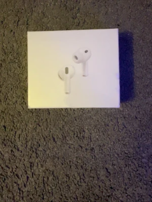 AirPods Pro 3 - Säljer ett par helt nya Apple AirPods Pro 3 i oöppnad originalförpackning. Trådlösa hörlurar med laddningsetui, kompatibla med USB-C, MagSafe och Qi-laddning. Perfekt för dig som vill ha aktiv brusreducering och hög ljudkvalitet. Inga synliga skador på kartongen.