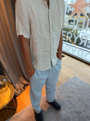 Kortärmad linneskjorta - Säljer en kortärmad linneskjorta från HM