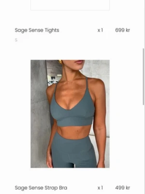 Sagegrönt träningsset Aim'n - Snyggt träningsset från Aim'n i sagegrönt. Setet består av sport-bh med smala axelband och högmidjade tights. Materialet är stretchigt och följsamt, perfekt för gym eller yoga. Både bh och tights har stilren design utan synliga loggor framtill.