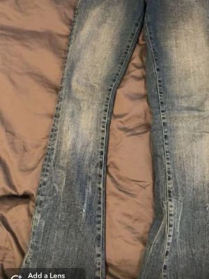 Blå låg/mid jeans  - Säljer mina jätte fina ltb jeans som är i storlek W26 L32 , dom kommer inte till någon användning tyvärr dom är använda men är i bra skick ändå, skriv för prisförslag och flera bilder💗(tryck ej på köp nu)