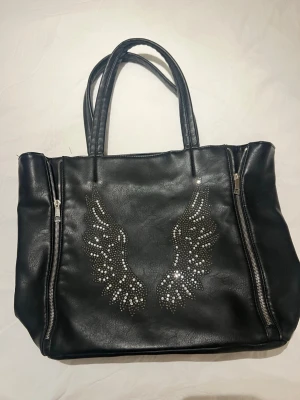 Väskor  - Nostalgi väskor. Använt flera gånger men funkar som ny. Valentinon är använd men den är bara rostig. Säljer alla tre tillsammans 