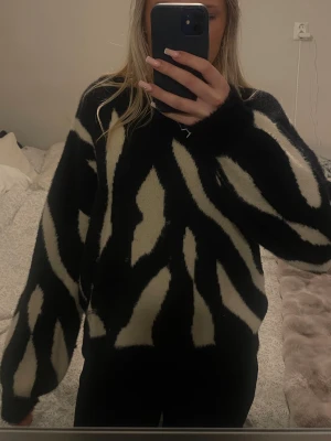 Svart och vit mönstrad tröja  - Säljer en jätte skön tröja från Vila med svart och vitt mönster. Tröjan är i storlek S men passar även M. Är öppen för att sänka priset🩷