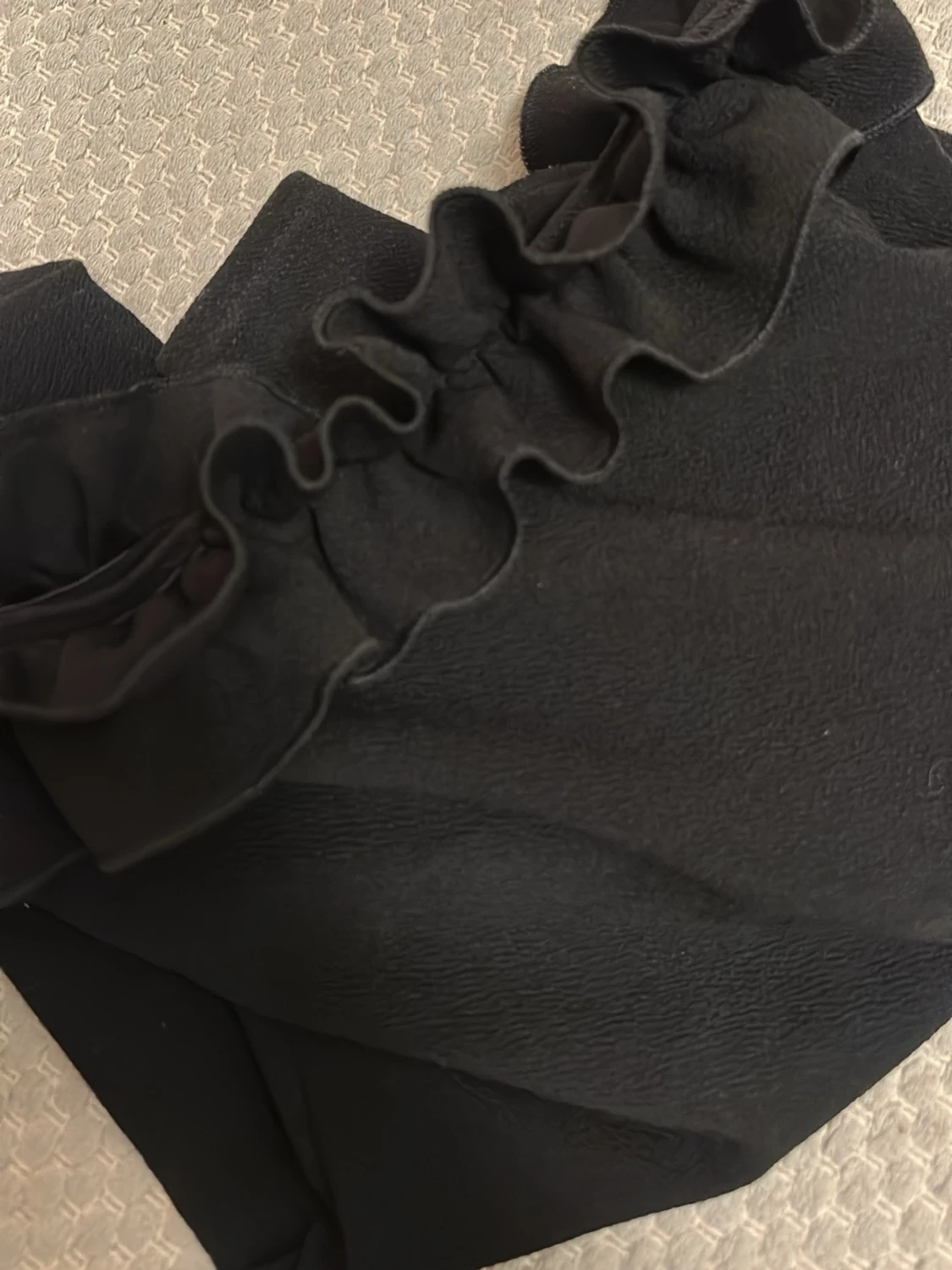 Svart offshoulder-blus med volang - 2