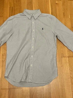 Grå Ralph Lauren - Klassisk grå skjorta från Ralph Lauren i storlek S