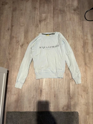 Acqua limone tröja - Säljer min tröja på grund av att har ingen användning. Skickar är jätte fint.  Storleken är xxs men sitter som xs. 
