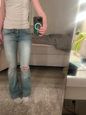 Ljusblå bootcut jeans  - Säljer dessa snygga nelly jeans! Väldigt sköna byxor med väldigt skönt och bra material💓