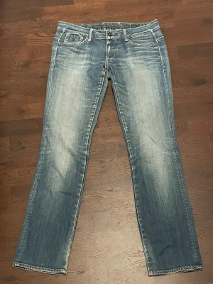 Low waist raka jeans - Snygga jeans i väldigt bra skick! Skriv vid frågor ❣️