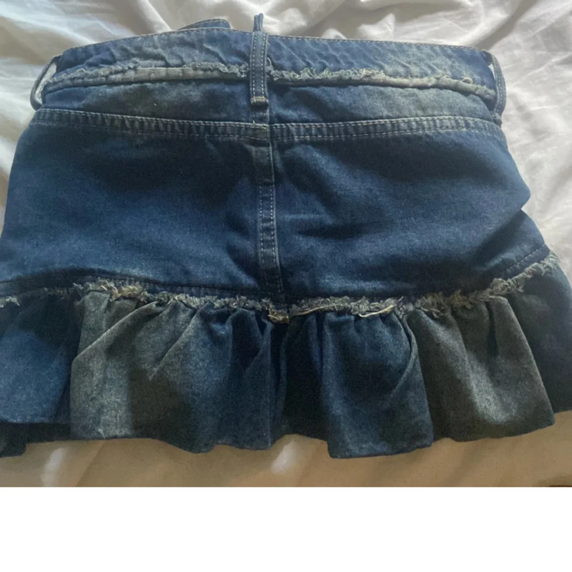 Blå jeanskjol med volangkant