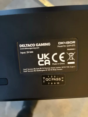 Deltaco Gaming DK430R tangentbord - Säljer ett svart Deltaco Gaming DK430R tangentbord, modell GAM-075. Tangentbordet har en rektangulär form och är tillverkat i plast. Märkt med UKCA och CE. Ansluts via USB med 5V input. Perfekt för gaming eller kontorsbruk.