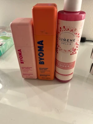 Byoma Balancing Face Mist orange - Fräsch ansiktsmist och ansiktskräm från Byoma i en snygg orange plastflaska med blå text. Perfekt för att återfukta och balansera huden under dagen. Och även en lumene toner oöppnad🥰