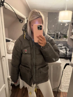 Grön dunjacka från Fjällräven - Säljer en grön dunjacka från Fjällräven. Modellen är i xxxs men passar mig som brukar ha medium 💗pris kan diskuteras 