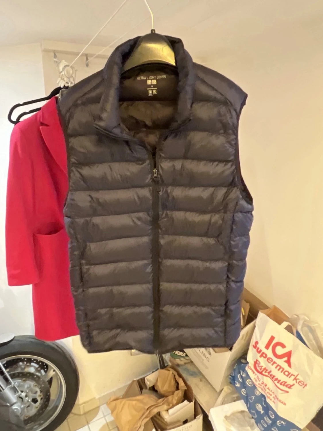 Svart dunväst från Uniqlo - 1