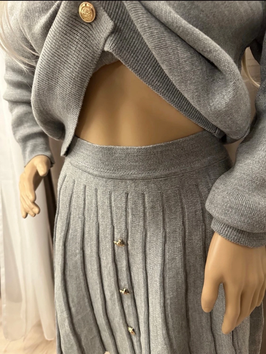 Grått stickat set med kjol och topp - 4