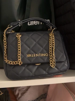 Mörkblå handväska Valentino - Super fin o cool hanväska från Valentina me guld, ny pris runt 1400! Bra skick !❣️