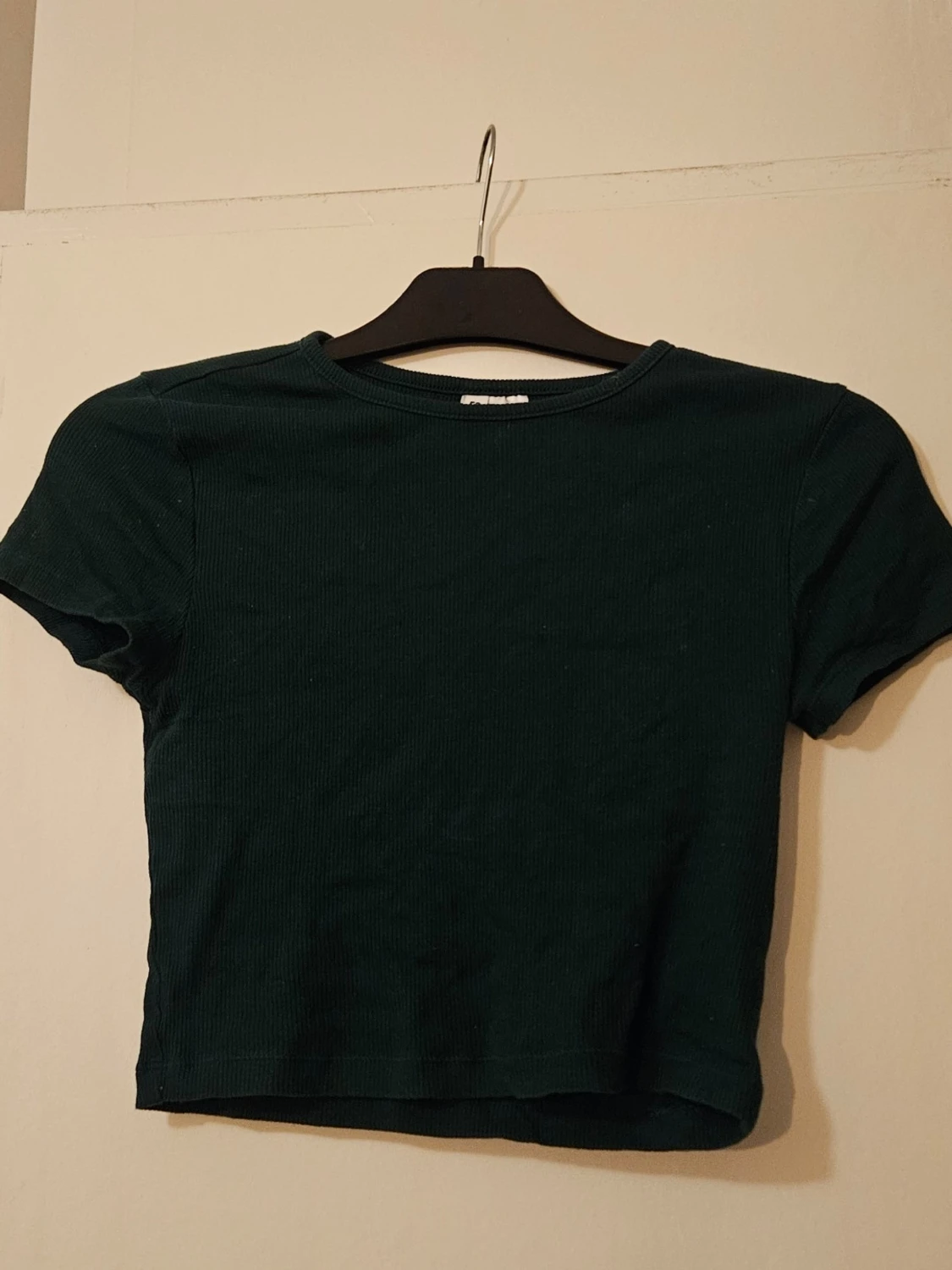 Mörkgrön ribbad croppad topp