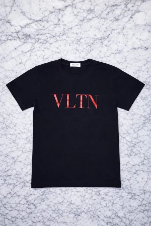 Svart Valentino T-shirt  - Snygg svart valentino T-shirt                                                                         Storlek: M                                                                                                               Bra skick                                                                                                                    Kontakta innan köp 👌                                                                                      Rabbat om man följer 