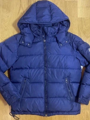 Moncler Jacka - Jackan är väldigt varsamt använd och finns inga defekter eller sådant på jackan. Jackan har dock ej dragkedja, samma på ena fickan. Men detta går och fixa lätt hos en skräddare. Jag själv har använt jackan utan dragkedja vilket funkar alldeles utmärkt det också. Passar mig som är 182cm. Vid några mer frågor kontakta mig!