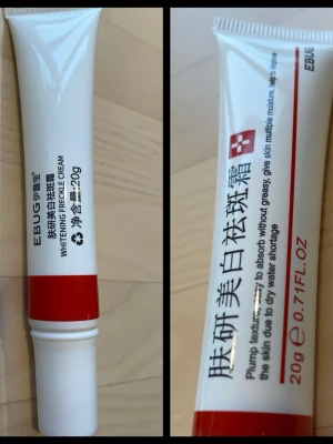 Whitening blekningskräm 20 g mot fräknar - EBUG Whitening Face Cream i en vit tub med röd detalj. Krämen har en lätt formula som snabbt absorberas utan att kännas fet och ger huden fukt. Tuben innehåller 20g och är smidig att ta med i väskan.