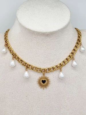 Stilfullt handgjort halsband med hjärta  - Material-rostfritt stål.  Kedjetjocklek-7mm 