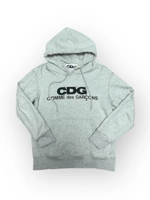 Comme des Garçons (CDG) Hoodie - Klassisk CDG-hoodie med tryck framtill. Clean design och bekväm passform, perfekt som vardagsplagg. OBS: Passar lite smalare än S Skick: 9/10 Pris kan diskuteras 📦 Frakt 