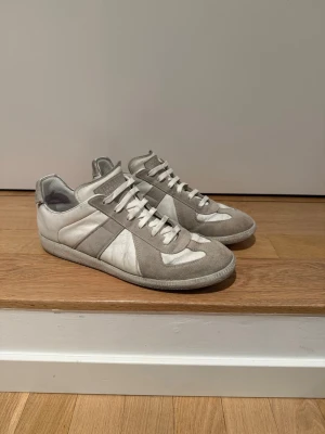 Maison Margiela Gats  - Säljer nu dessa sjyssta Gats i strl: 43.5. Skorna är i okej skick därav priset. Skorna är självklart äkta kvitto och ökthetsvevis finns! Hör av dig vid frågor eller fler bilder! 