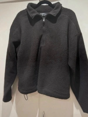 Svart kofta med halv dragkedja - Helt ny kofta, men drog av prislappen. Köpte den nyligen i Primark (från deras 2025 höst kollektion). Storlek S. 