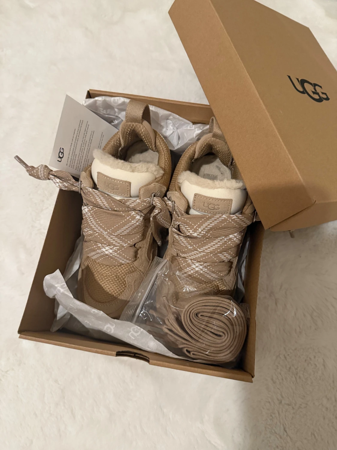 Beige sneakers från UGG med ullfoder