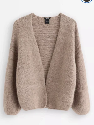 lindex kofta  - superfin trendig kofta från lindex, säljer pga att jag inte andvänder andvänd kanske 2 gånger inga defekter alls!! M/L men tycker den är mer S/M❤️ 