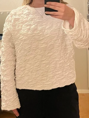Vit långärmad tröja - Superfin vit tröja med coolt mönster från Zara. Mycket bra skick☺️
