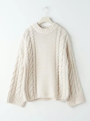 Stickad tröja - Slutsåld stickad tröja från Gina gruvor som tyvärr inte kommer till användning längre 🤍 Kontakta vid fler frågor eller bilder! Storlek xs men overzised.